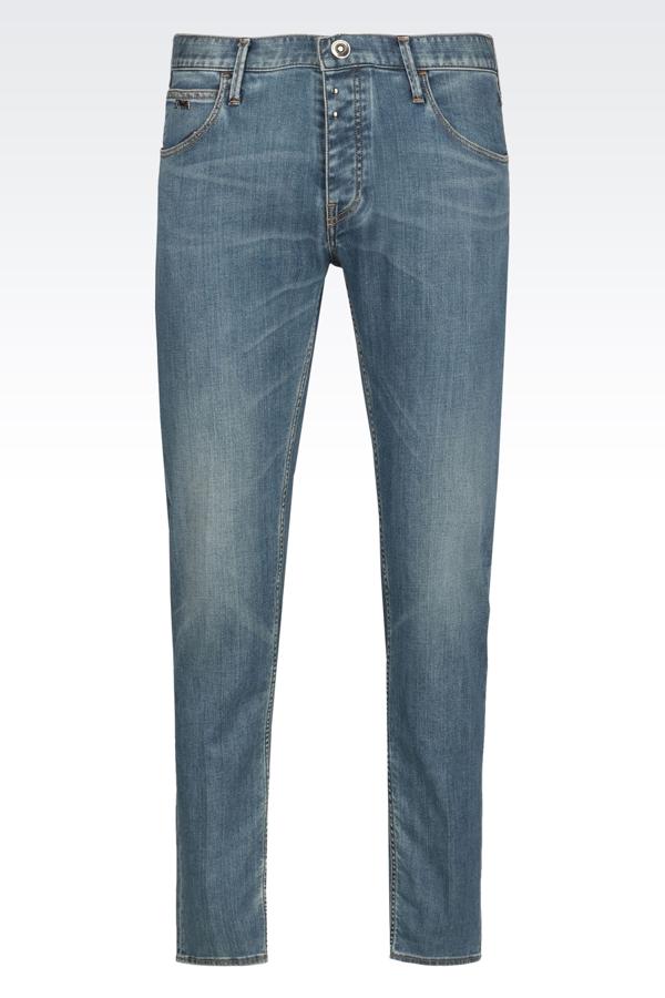 6. Jeans. El universo del pantalón vaquero es infinito y por ello debes apostar por el modelo que más se adapte a tus necesidades y mejor te siente: skinny, slim, straight... Apuesta por tonos más claros para la temporada de primavera para otorgar un plus de frescura. Jeans (220€)