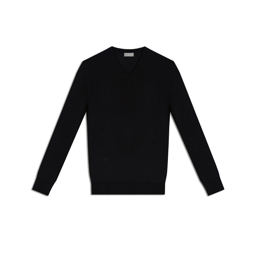 7. Punto. El básico por excelencia. El jersey se convierte en la prenda ideal del entretiempo y aunque simple y sencillo, sus variantes son infinitas. Jersey con escote en "V" de lana azul (420€)