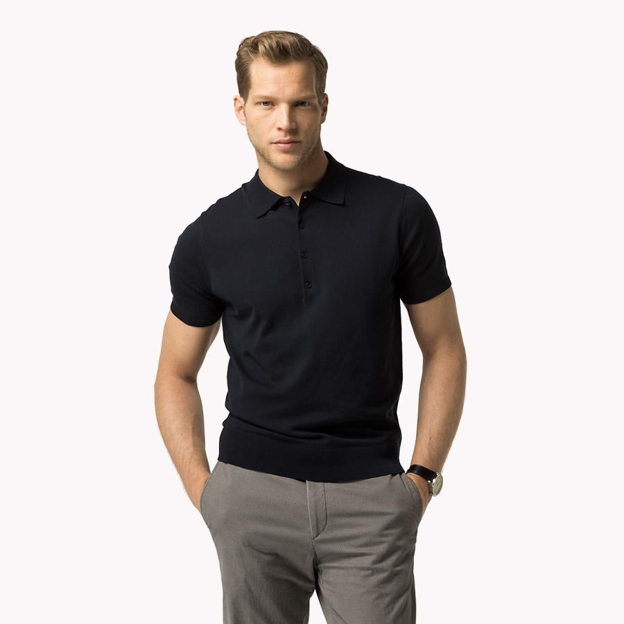 4. Polo. Un clásico de la temporada que no puede faltar. Apuesta por tonalidades neutras para combinarlo de manera más sencilla y convertirlo en un básico de tus looks más informales y relajados. Polo de algodón en color azul marino (139€)