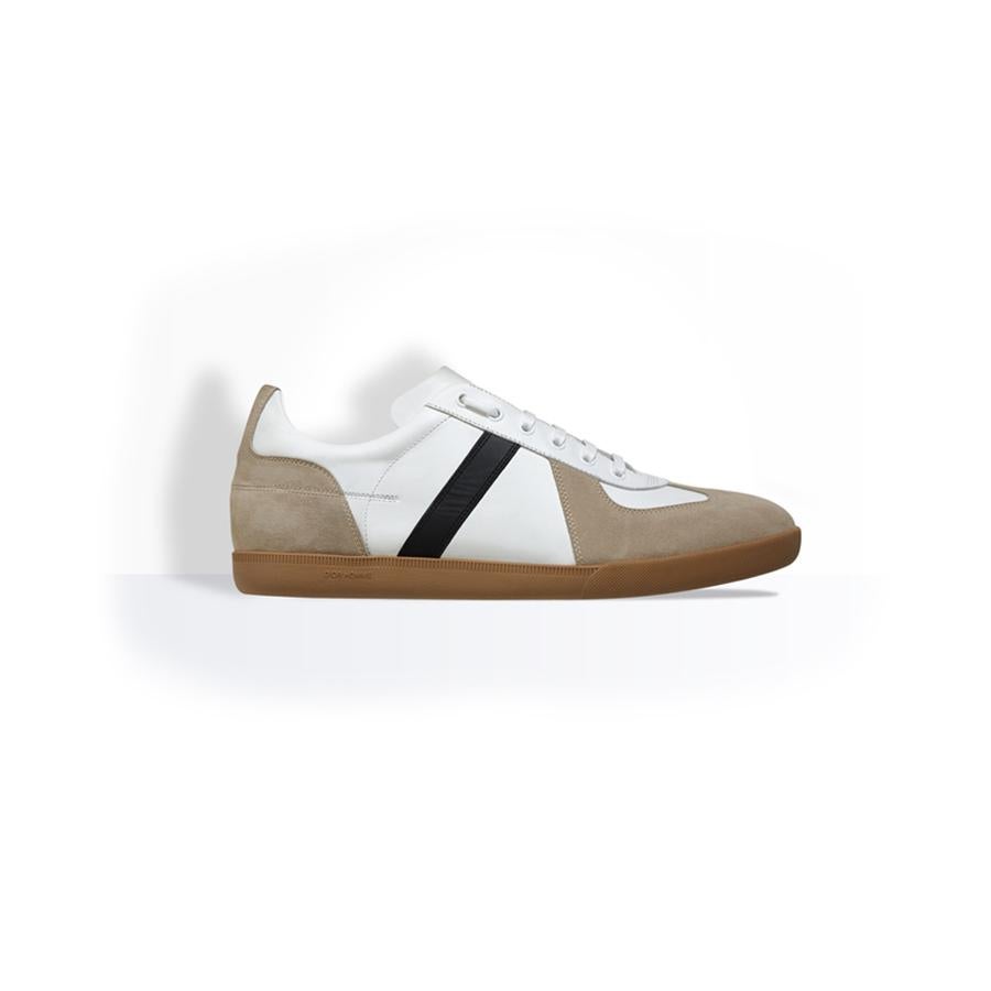 Sneaker en color blanca con suela de goma (560€)