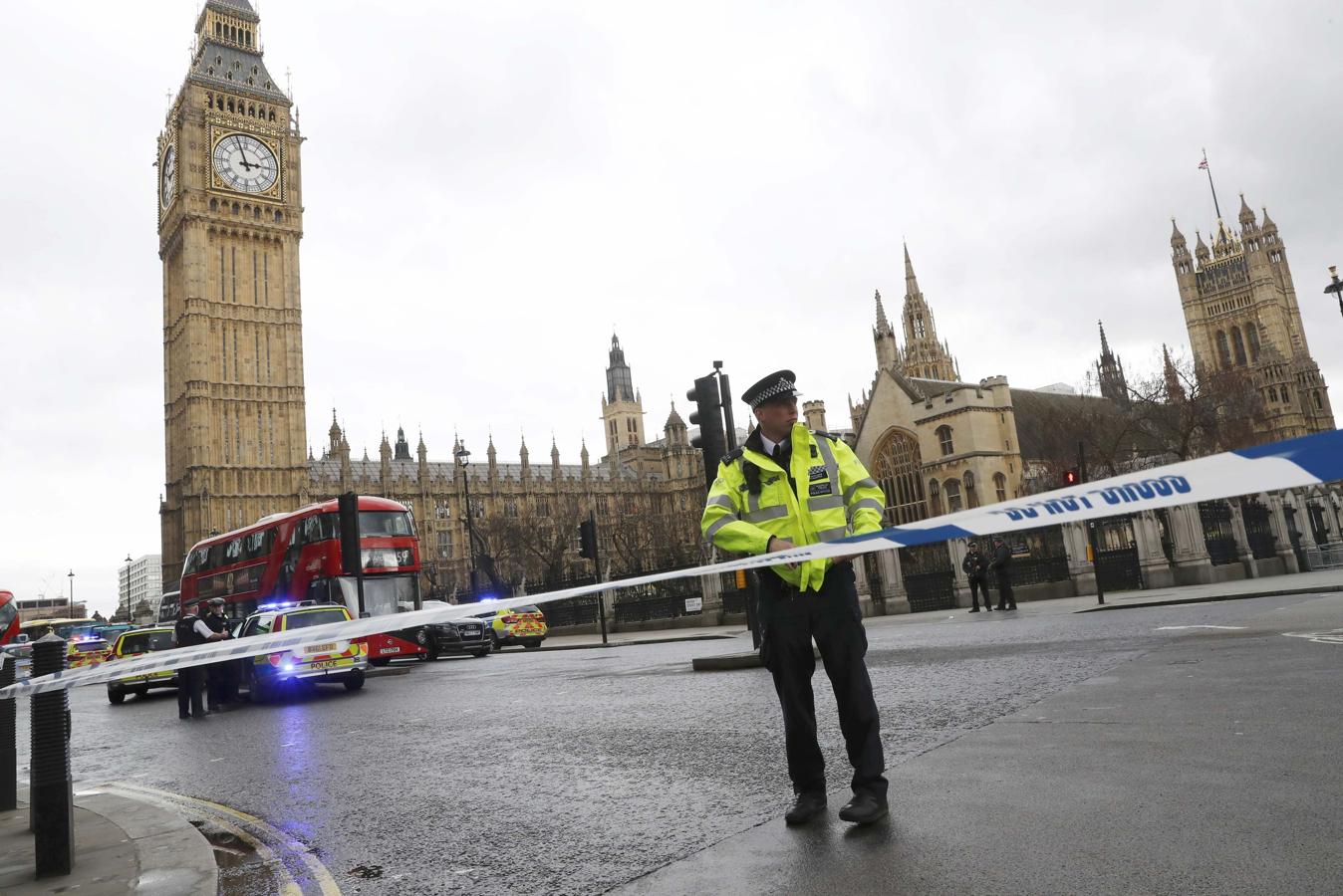 Imágenes tras el ataque en Londres en el puente de Westminster y cerca del Parlamento británico