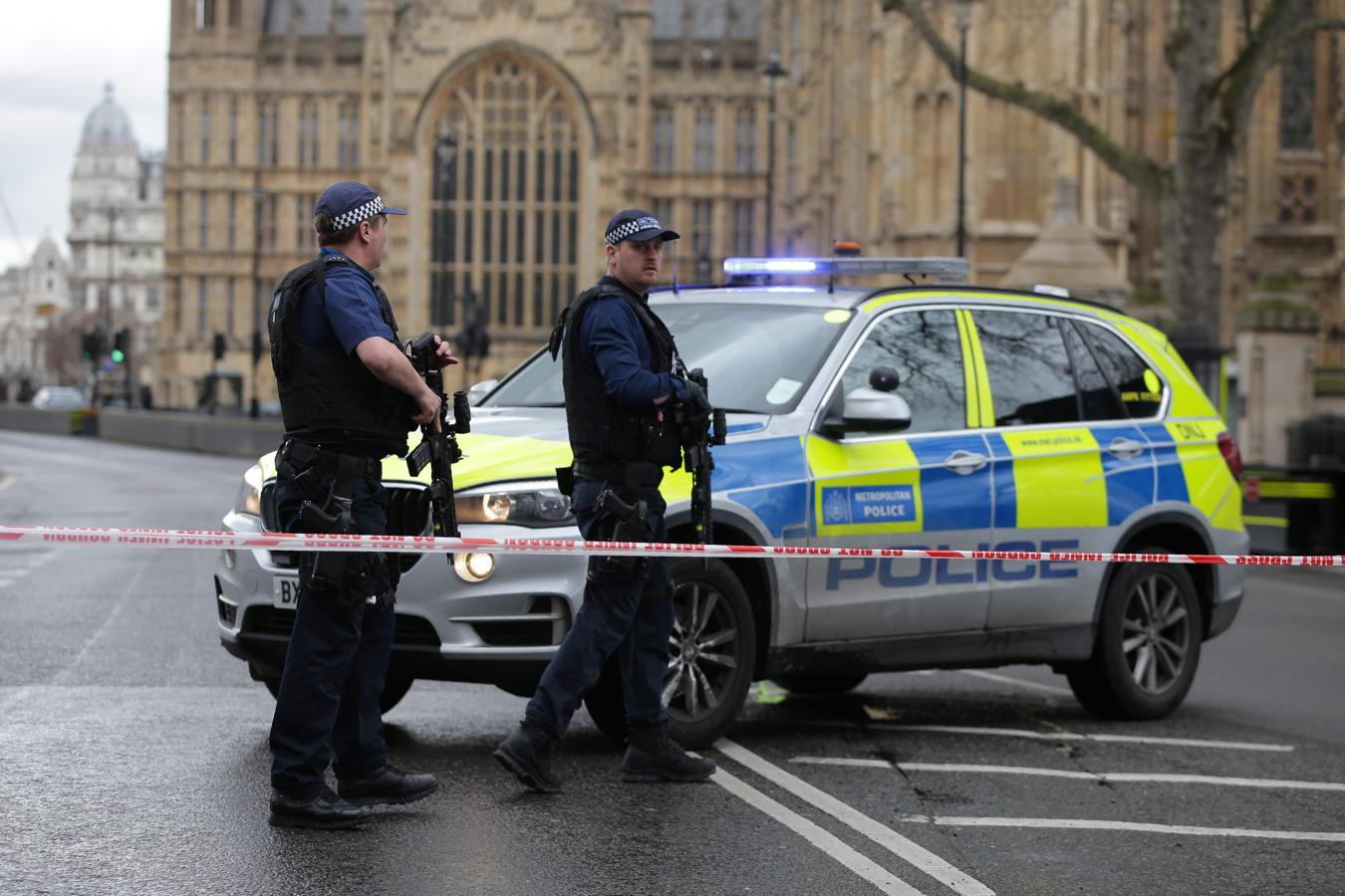 Imágenes tras el ataque en Londres en el puente de Westminster y cerca del Parlamento británico