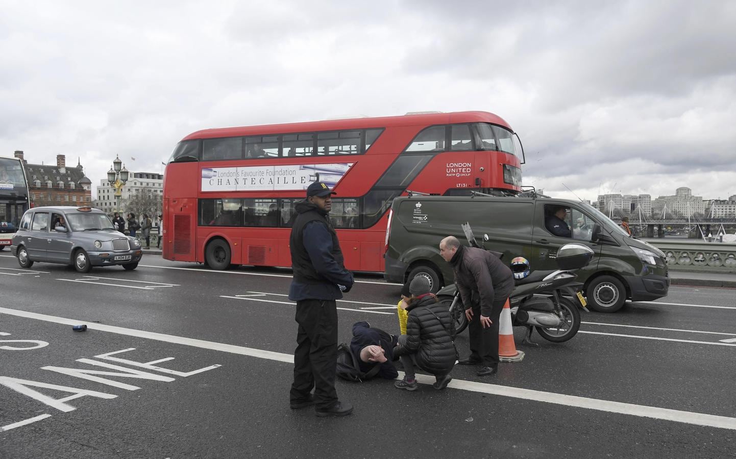 Imágenes tras el ataque en Londres en el puente de Westminster y cerca del Parlamento británico