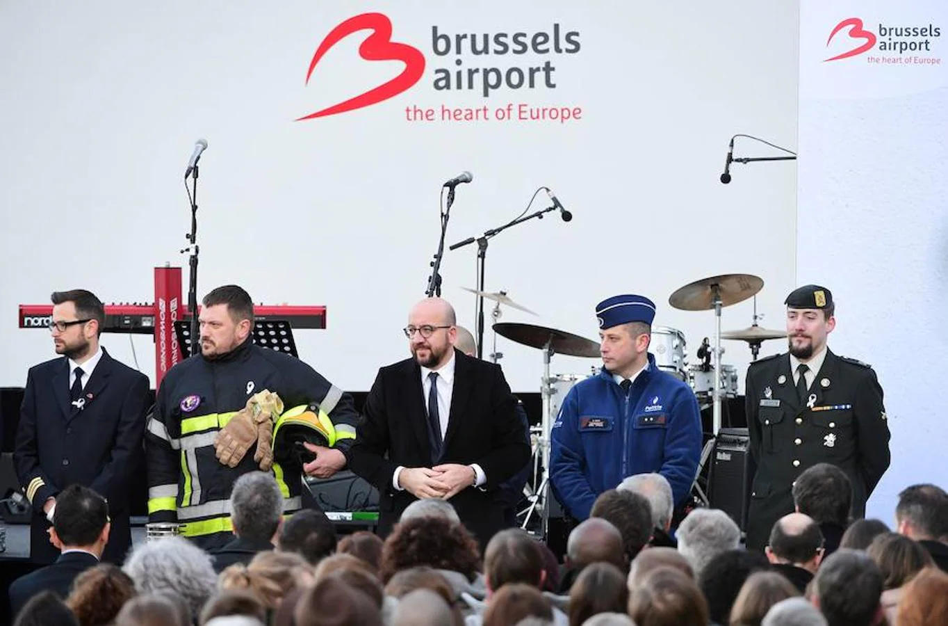 Los reyes de los belgas, Felipe y Matilde, y el primer ministro de Bélgica, Charles Michel, han guardado hoy un minuto de silencio en el aeropuerto de Bruselas