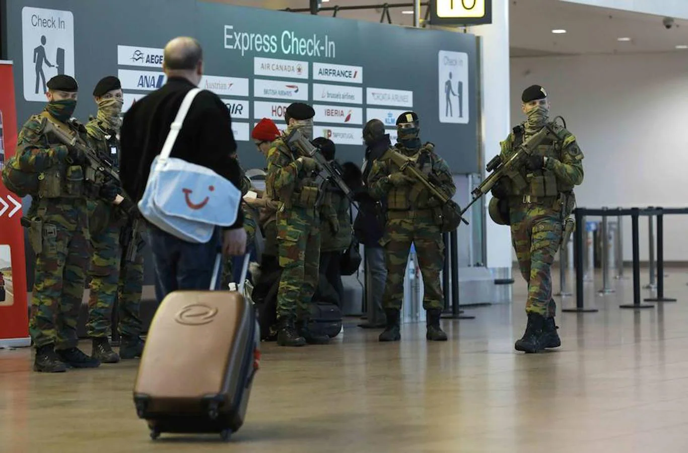Bélgica mantiene desplegados a 1.250 militares en Bruselas para apoyar las tareas de vigilancia de la Policía, mientras el organismo que evalúa la amenaza terrorista (OCAM) mantiene la alerta en nivel 3 (de 4 posibles)