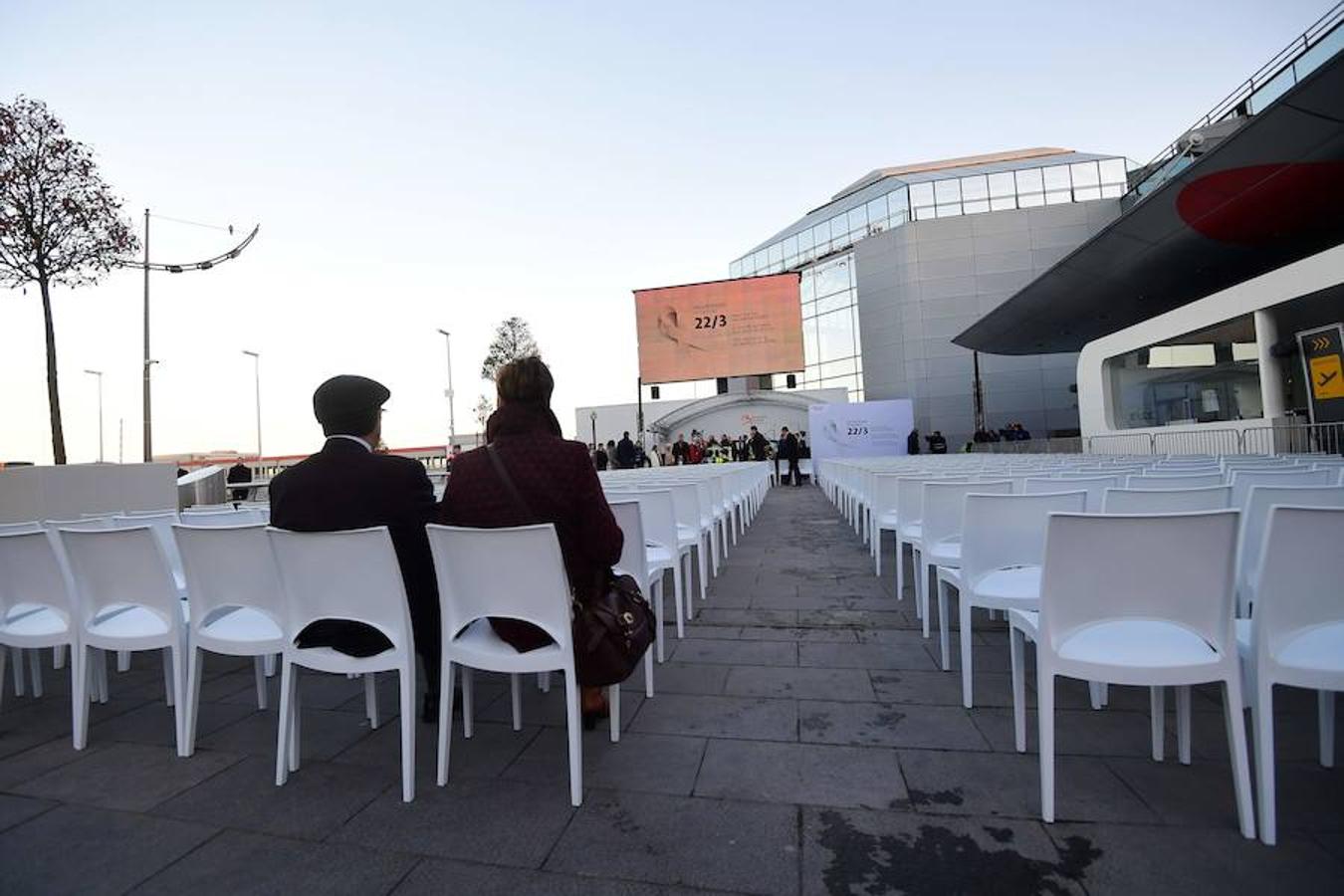 Tras el acto en el aeropuerto, los homenajes a las víctimas de los atentados del 22 de marzo han continuado en la estación de metro de Maelbeek. 