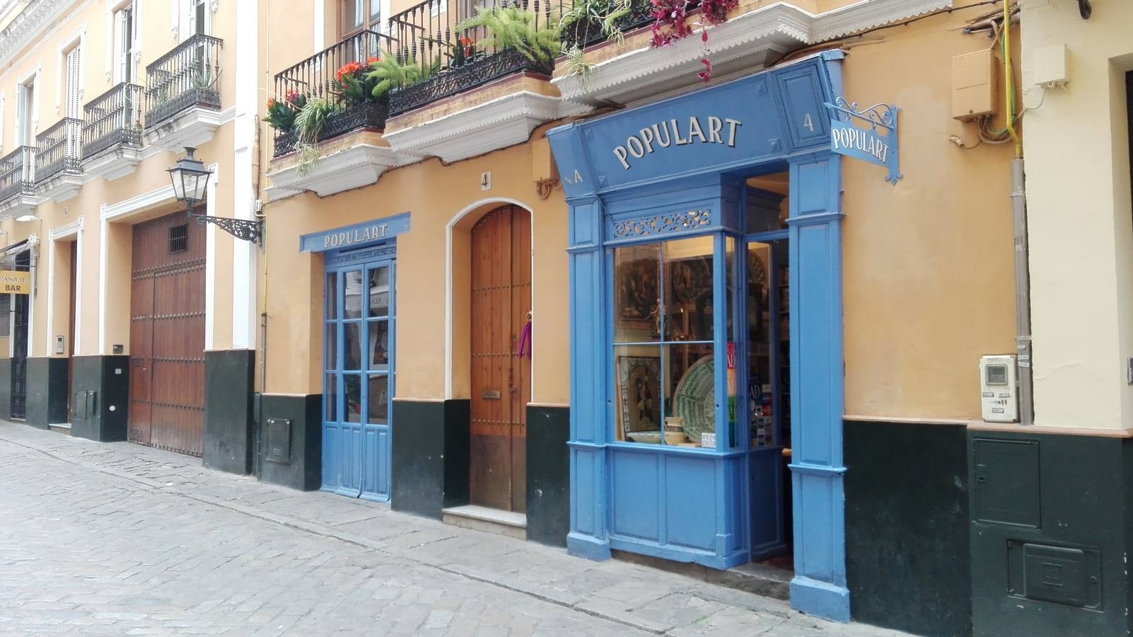 En el Pasaje de Vila 5 se encuentra esta tienda de cerámica que durante años había acogido una zapatería