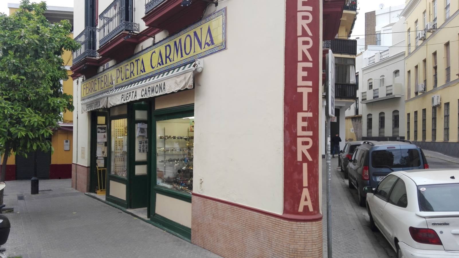 Aunque data de 1936, el de la Puerta de Carmona es uno de los escaparates de ferretería más clásicos que permanecen