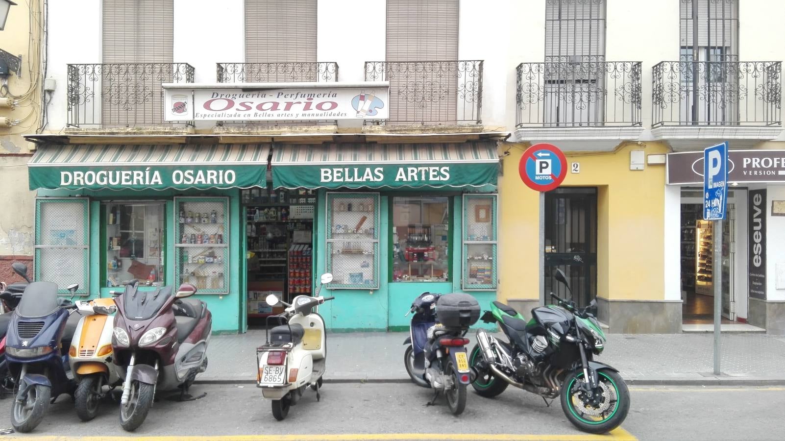 El escaparate de la droguería del número 4 de la Puerta Osario está fechado en 1943