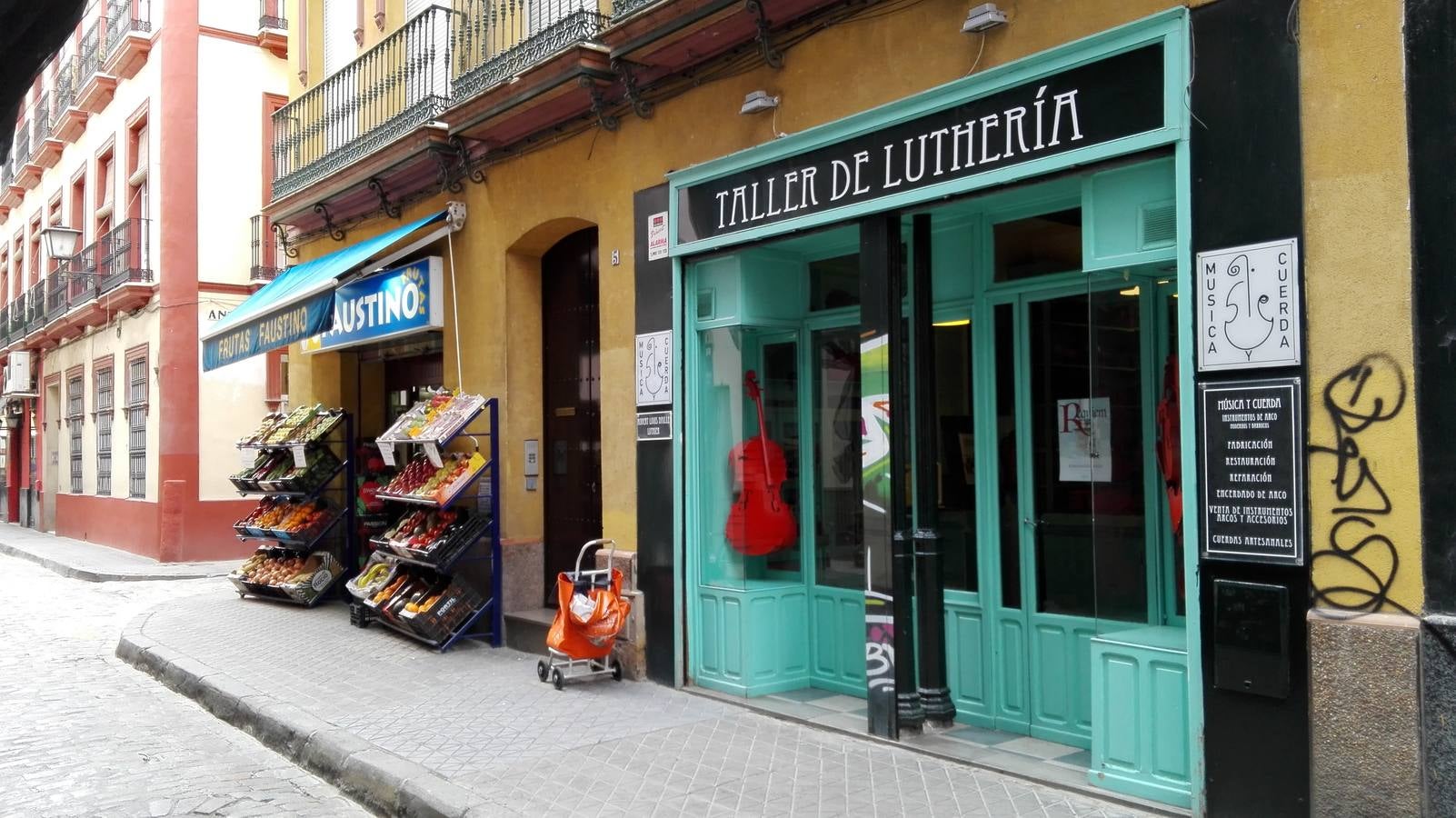 En el número 5 de la calle Baños una antigua droguería ha sido reconvertida en taller de instrumentos musicales