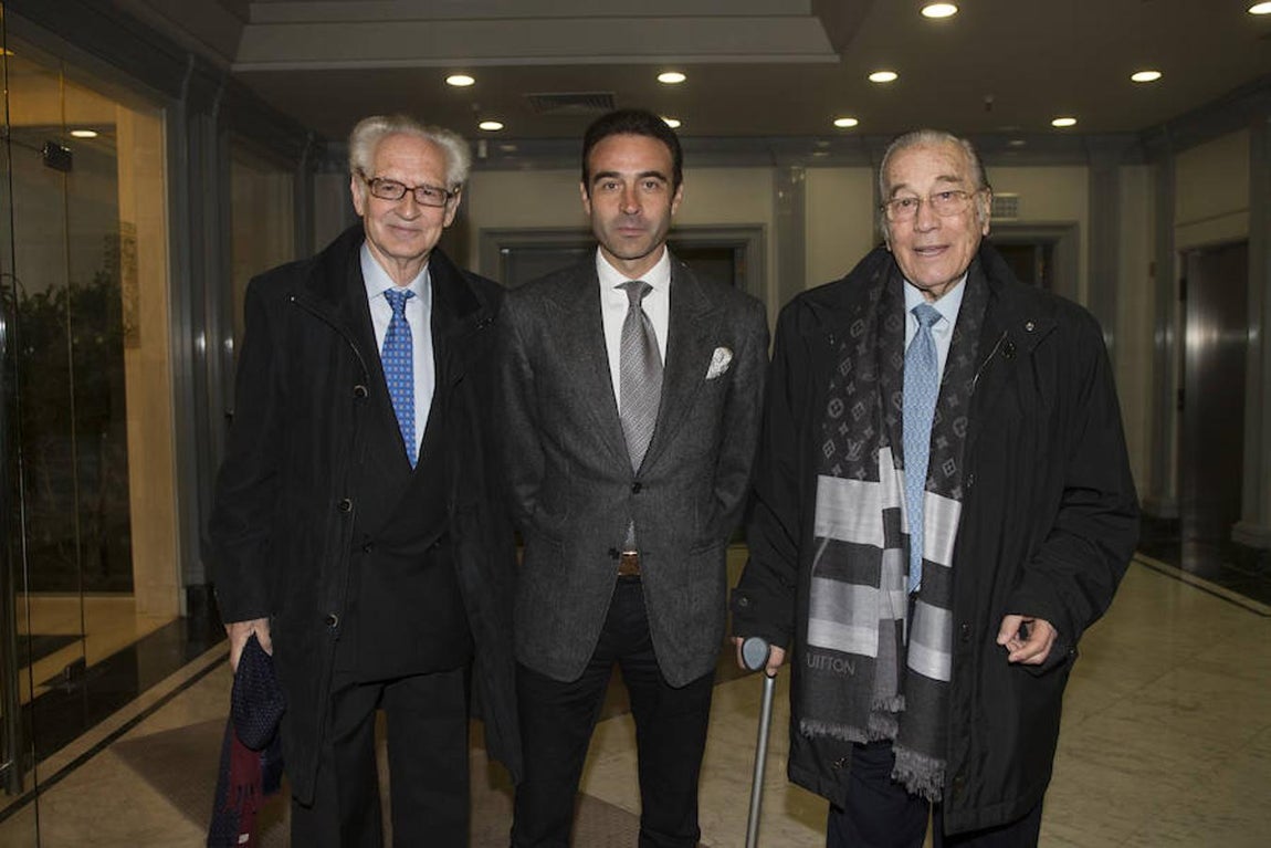 El cronista taurino, Andrés Amorós, junto al torero Enrique Ponce y Victoriano Valencia. Ángel de Antonio