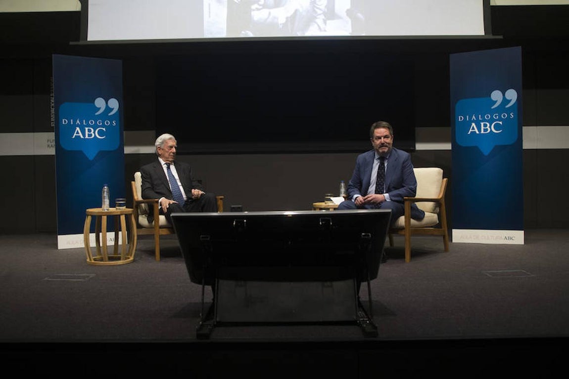 La conversación con el Nobel ha versado sobre el oficio de la escritura, la política o las relaciones internacionales. Ángel de Antonio