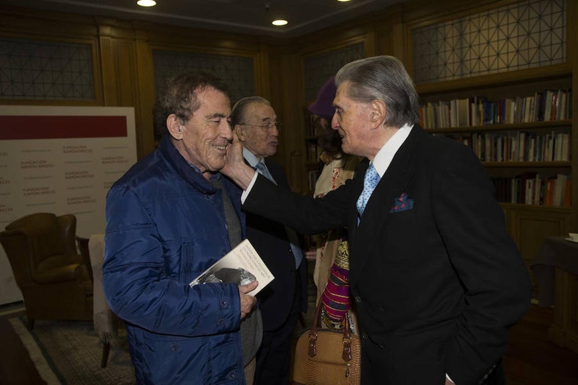 El escritor Fernando Sánchez Dragó recibe el saludo del torero Jaime Ostos. Ángel de Antonio