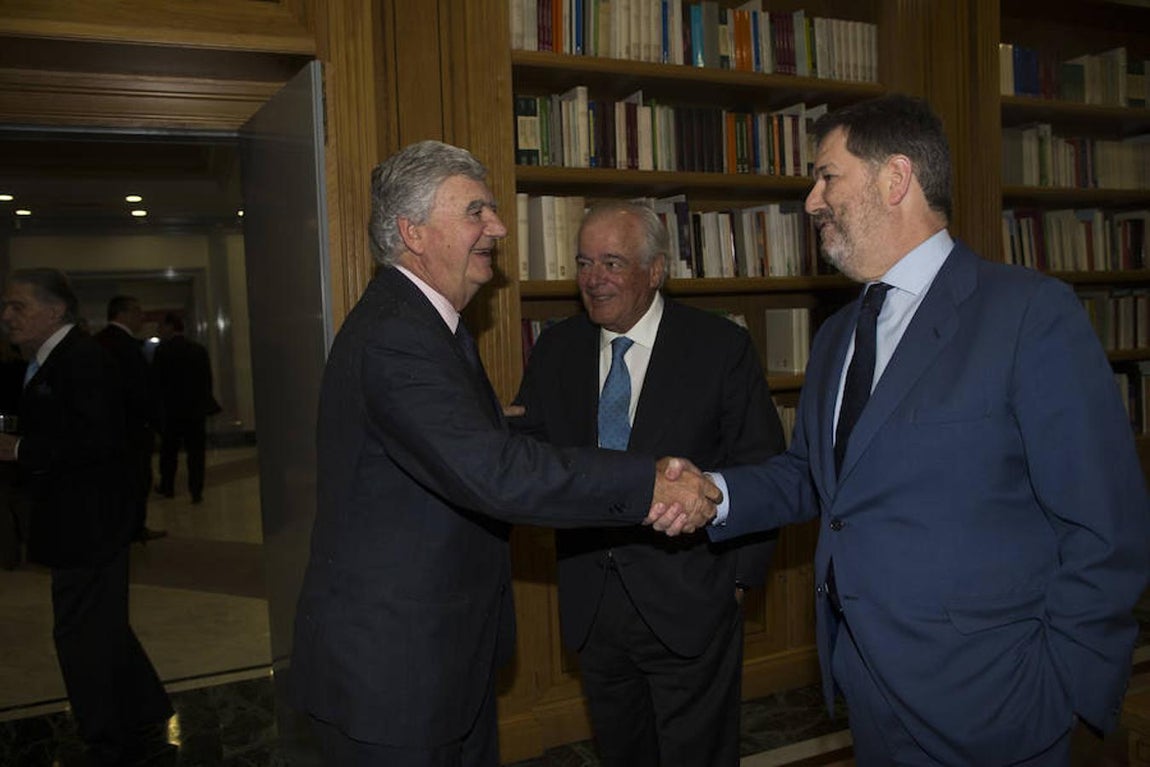 El presidente de Vocento, Santiago Bergareche, saluda a Bieito Rubido, director de diario ABC. Ángel de Antonio
