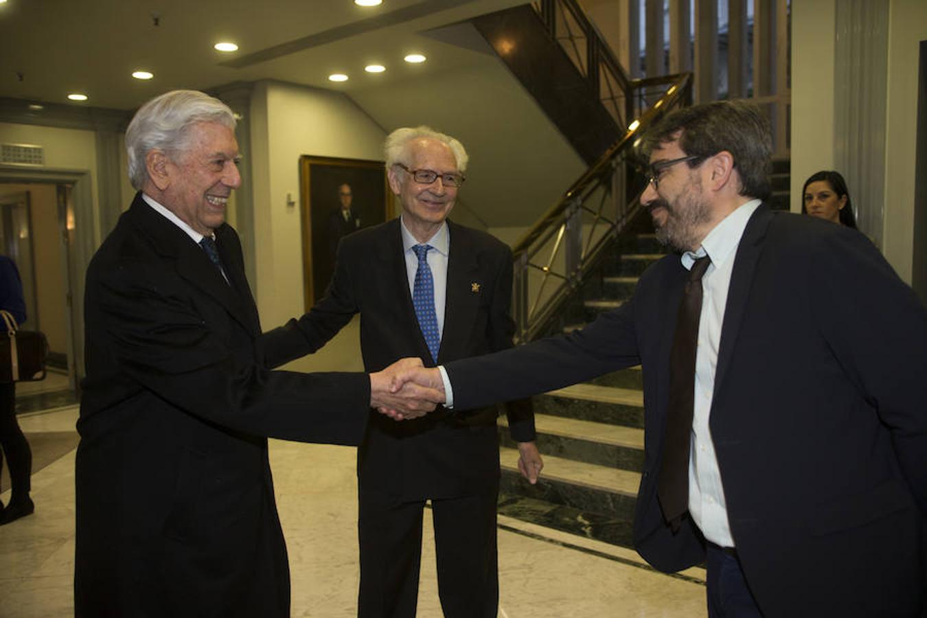 El Nobel Mario Vargas Llosa saluda a Jesús García Calero, jefe de Cultura de Diario ABC