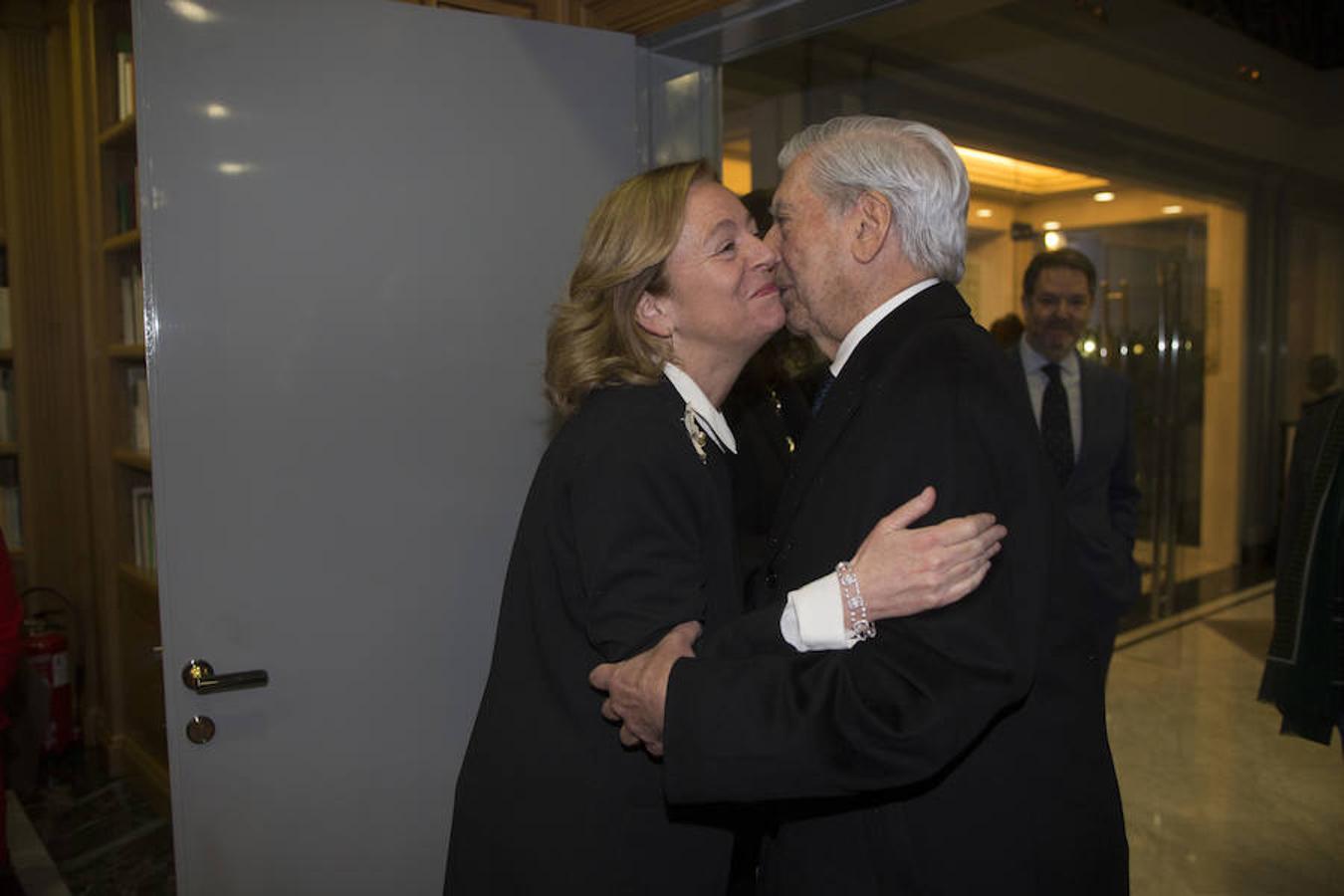 Mario Vargas Llosa saluda a Catalina Luca de Tena, presidente editora de diario ABC