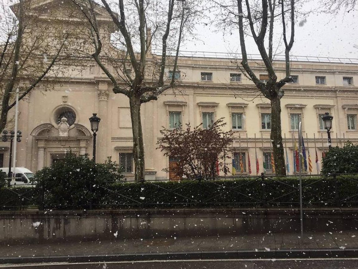 La nevada ha sorprendido a conductores y viandantes, que se esperaban solo un par de días fríos. @alvarovallstar