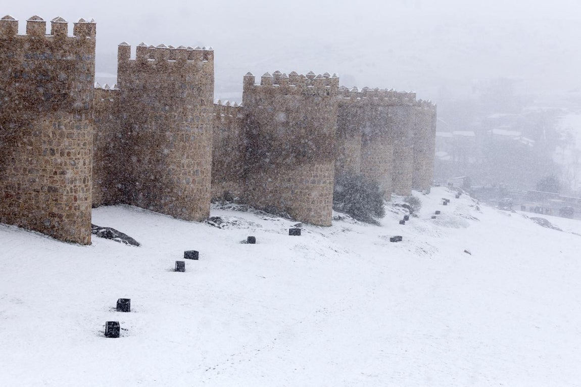 Detalle de la muralla de Ávila bajo una intensa nevada. 