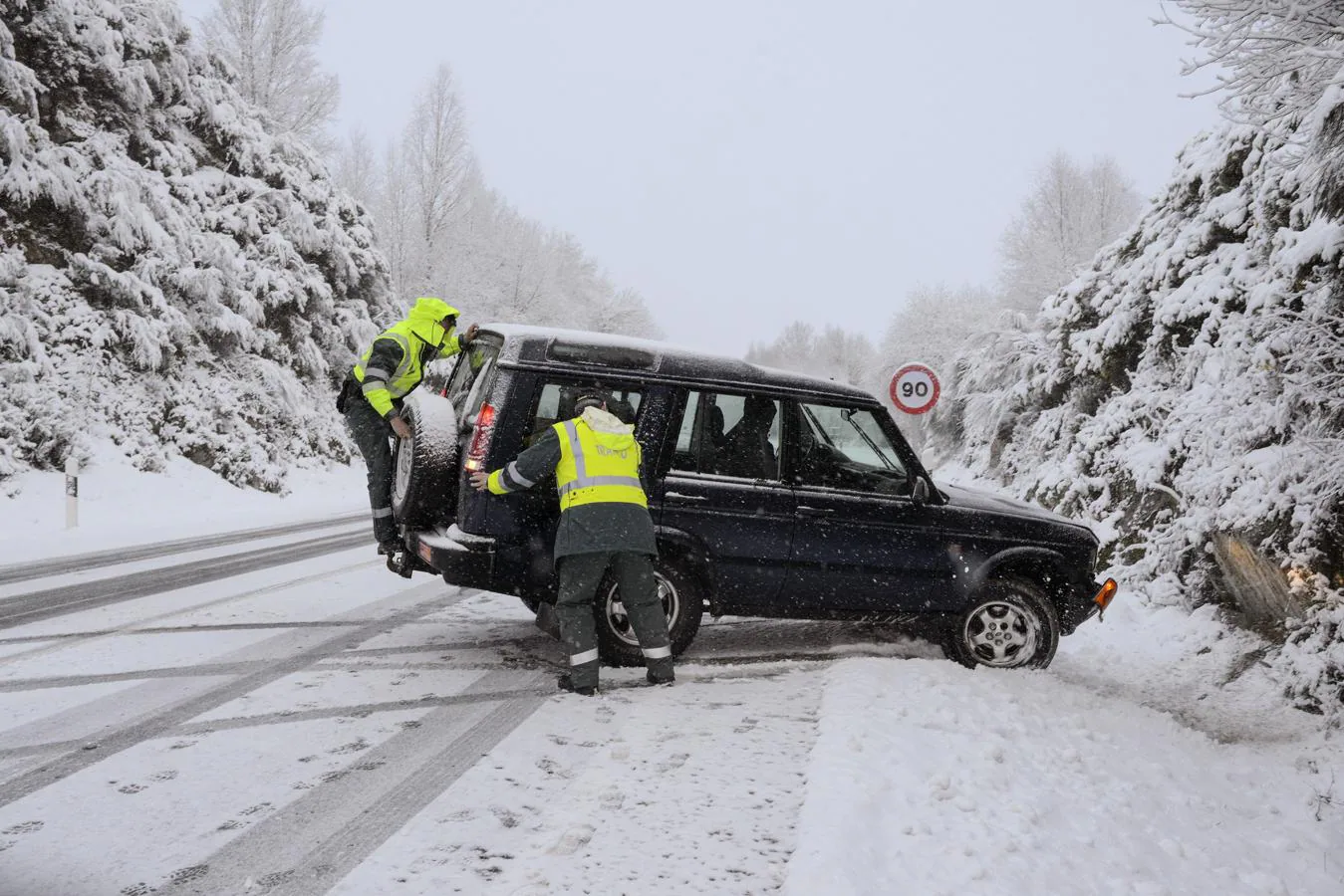 Agentes de la Guardia Civil ayudan a un conductor con problemas de circulación en la carretera OU-536 en el municipio de Montederramo (Orense).