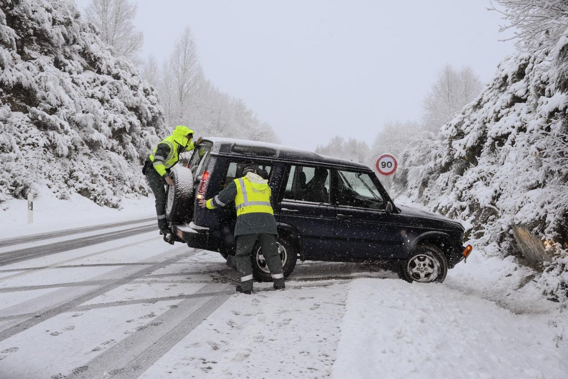 Agentes de la Guardia Civil ayudan a un conductor con problemas de circulación en la carretera OU-536 en el municipio de Montederramo (Orense).. 
