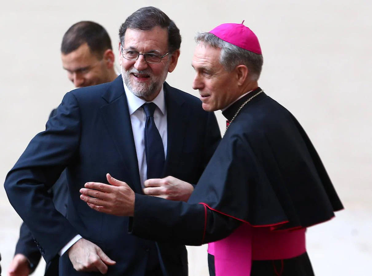 El arzobispo Georg Ganswein (d) recibe al presidente de España, Mariano Rajoy (i), a su llegada a una reunión con el Papa Francisco con motivo del 60 aniversario del Tratado de Roma en su víspera en Ciudad del Vaticano, hoy, 24 de marzo de 2017