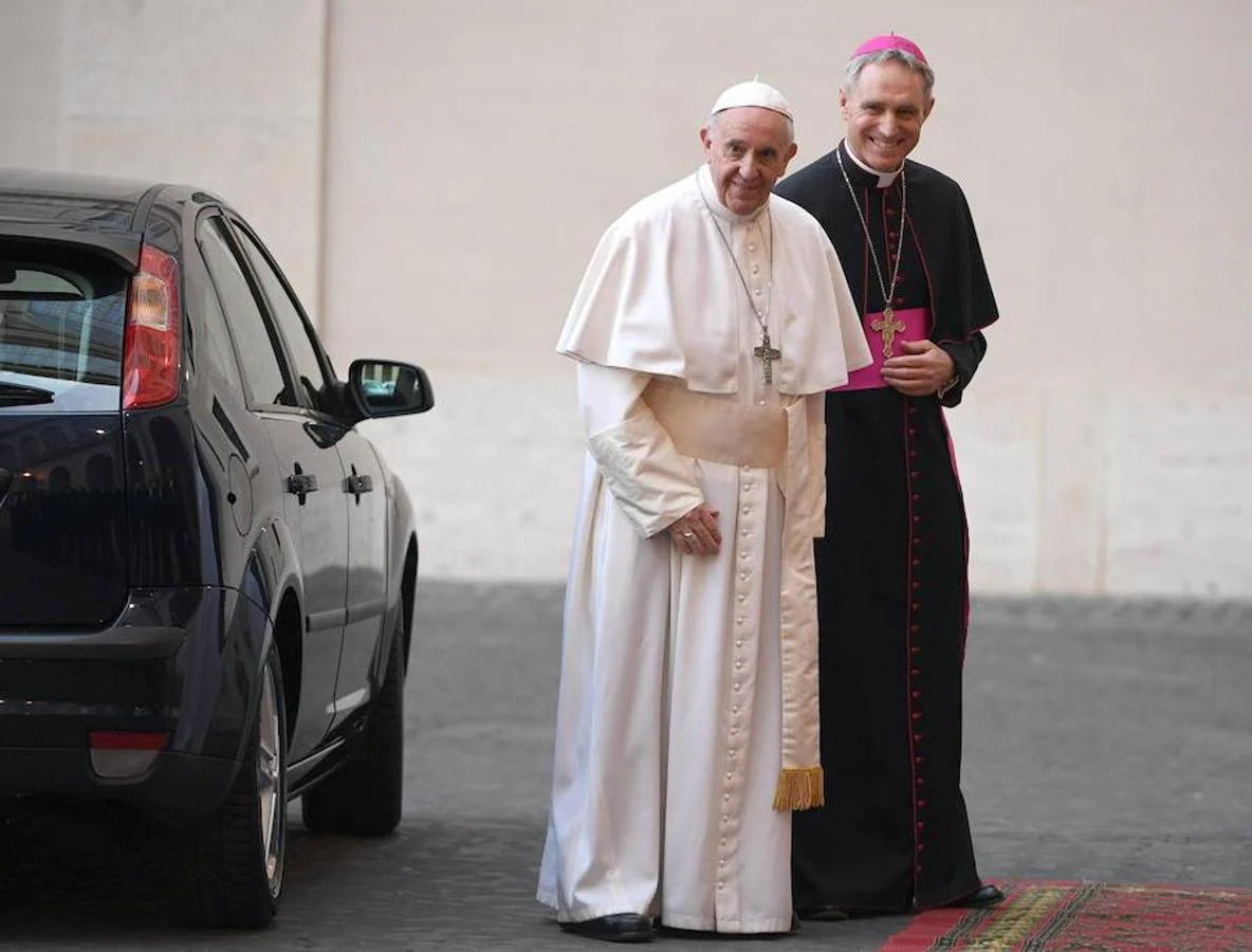 El arzobispo Georg Ganswein (d) recibe al Papa Francisco (i), a su llegada a una reunión con motivo del 60 aniversario del Tratado de Roma en su víspera en Ciudad del Vaticano, hoy, 24 de marzo de 2017