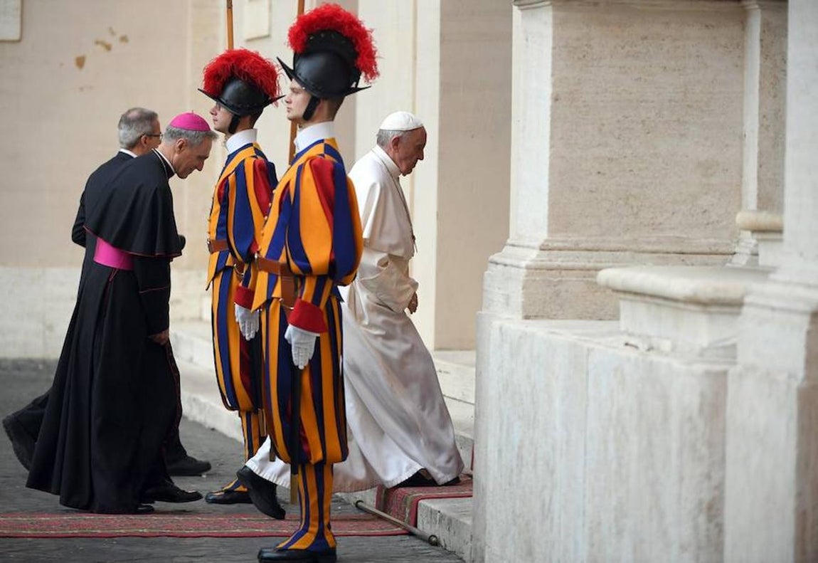 El arzobispo Georg Ganswein (i) y el Papa Francisco (d), asisten a una reunión con motivo del 60 aniversario del Tratado de Roma en su víspera en Ciudad del Vaticano, hoy, 24 de marzo de 2017. Efe