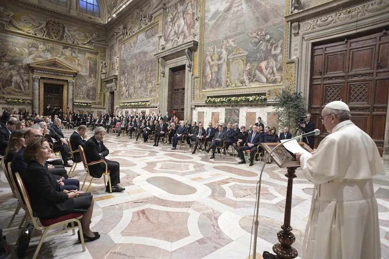 Fotografía facilitada por el Osservatore Romano que muestra al Papa Francisco (d) durante una audiencia con motivo del 60 aniversario del Tratado de Roma la Ciudad del Vaticano, hoy, 24 de marzo de 2017
