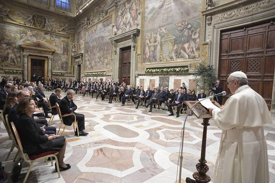 Fotografía facilitada por el Osservatore Romano que muestra al Papa Francisco (d) durante una audiencia con motivo del 60 aniversario del Tratado de Roma la Ciudad del Vaticano, hoy, 24 de marzo de 2017. Efe