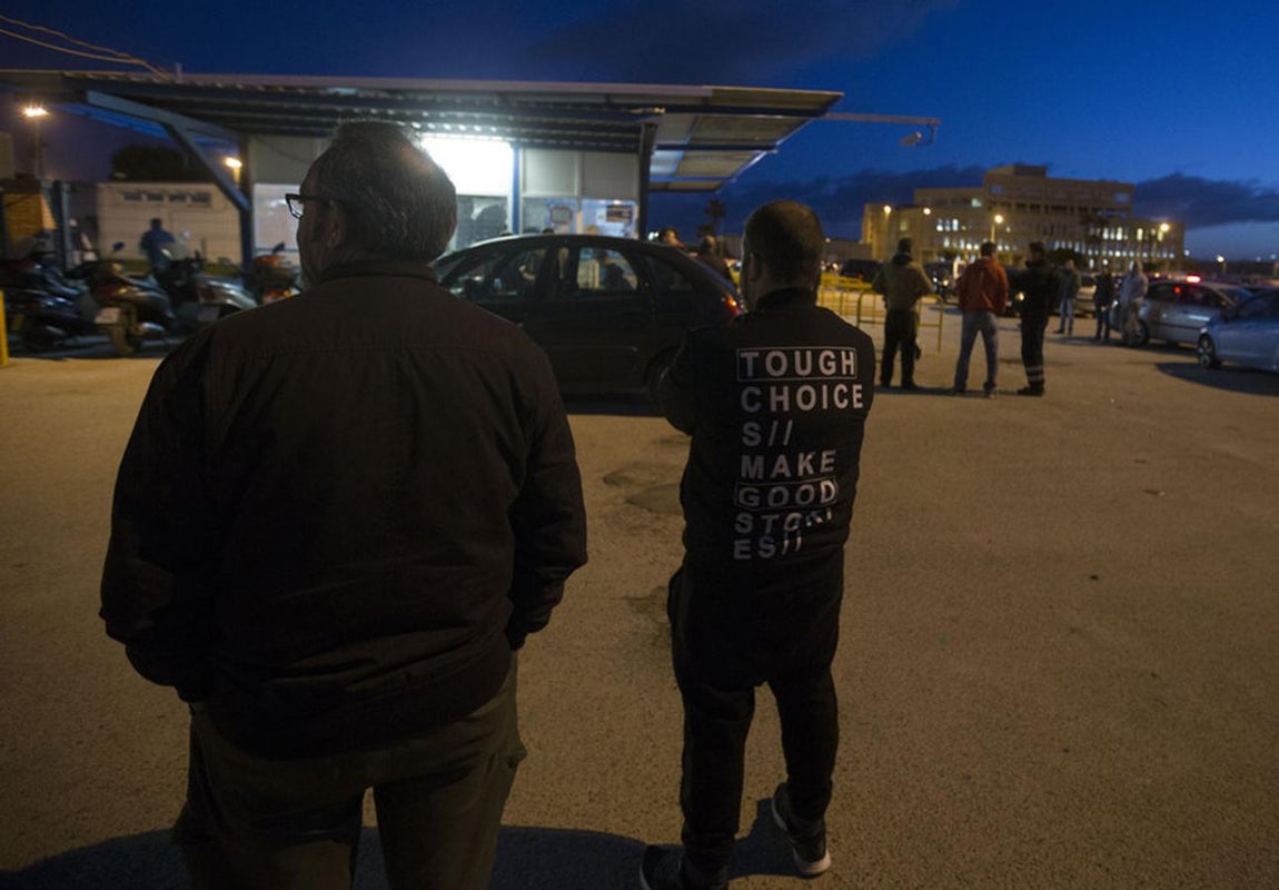 Fotos: Parados hacen cola en La Cabezuela para encontrar trabajo