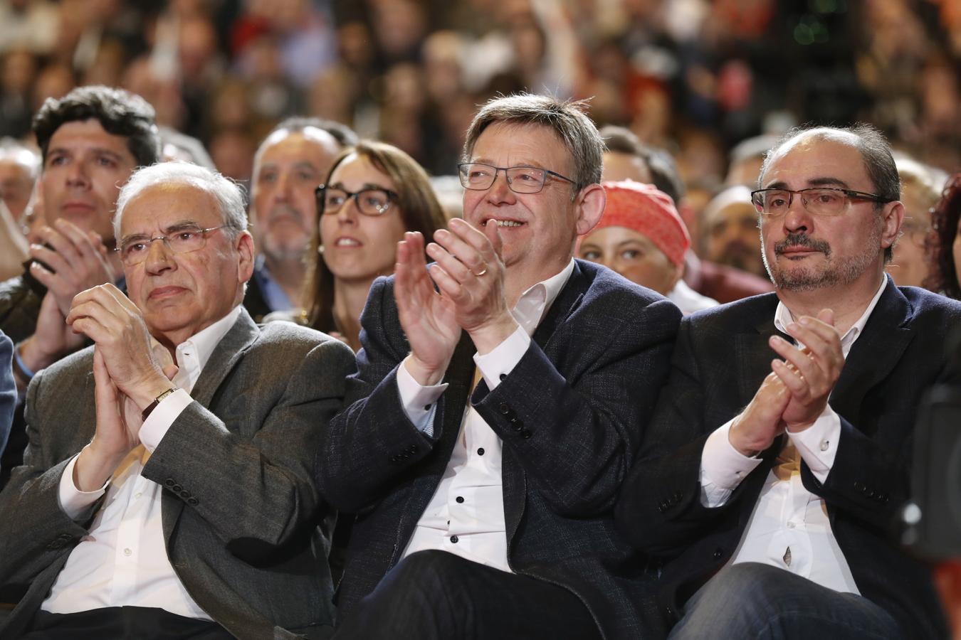 Alfonso Guerra y los presidentes autonómicos de Valencia, Ximo Puig, y Aragón, Javier Lambán, durante la intervención. 