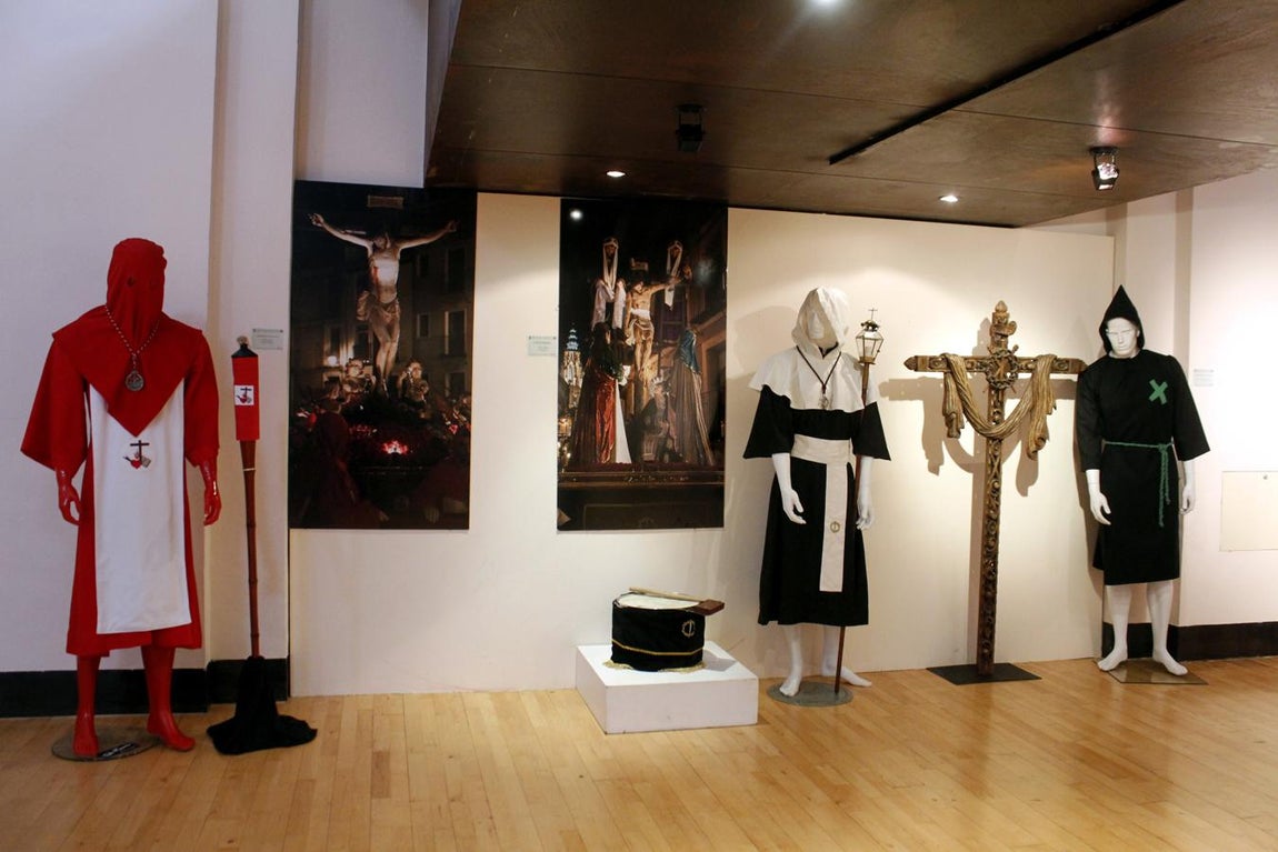 Trajes de penitente, medallas y fotos de la Semana Santa de Toledo, en San Marcos