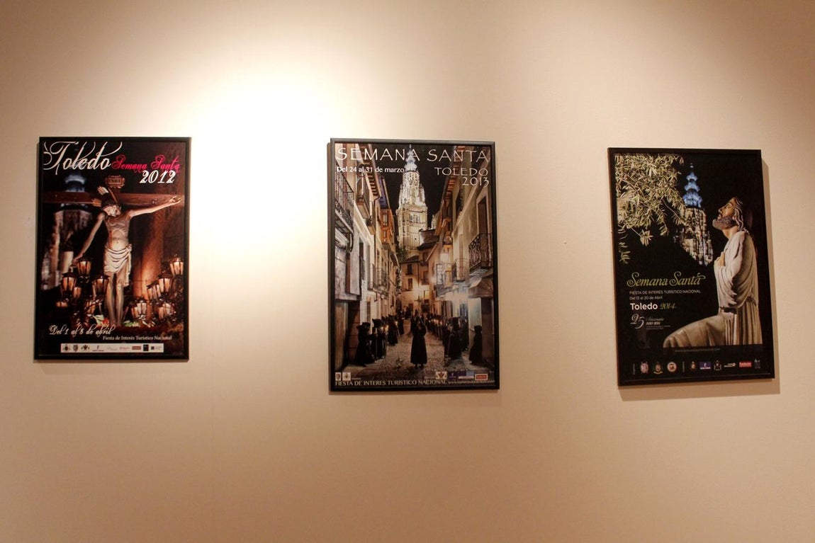 Trajes de penitente, medallas y fotos de la Semana Santa de Toledo, en San Marcos