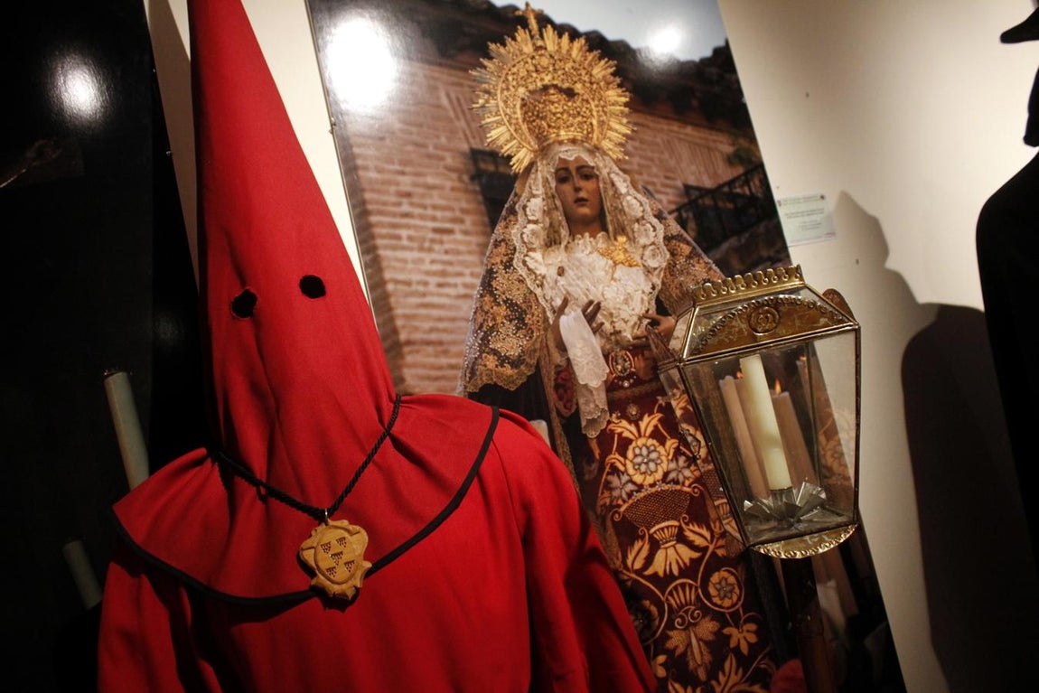 Trajes de penitente, medallas y fotos de la Semana Santa de Toledo, en San Marcos