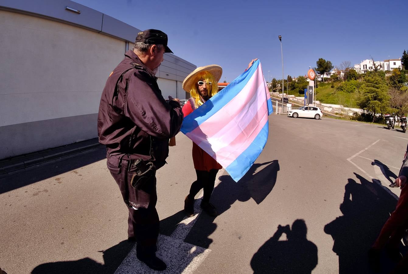 La violenta respuesta a la llegada del autobús de Hazte Oír, en imágenes