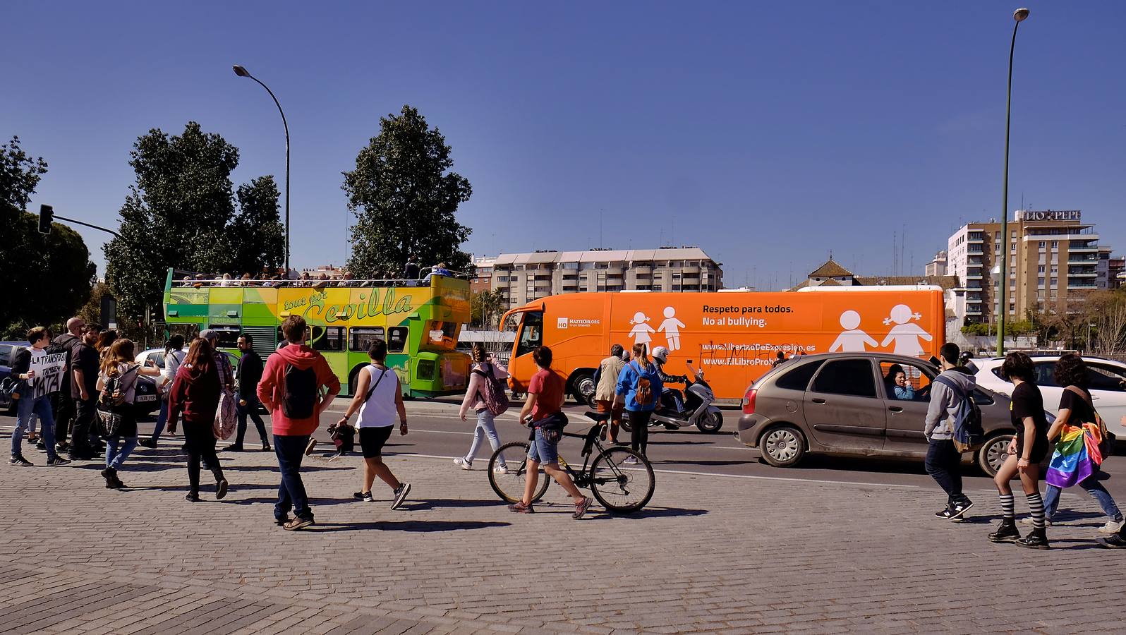 La violenta respuesta a la llegada del autobús de Hazte Oír, en imágenes