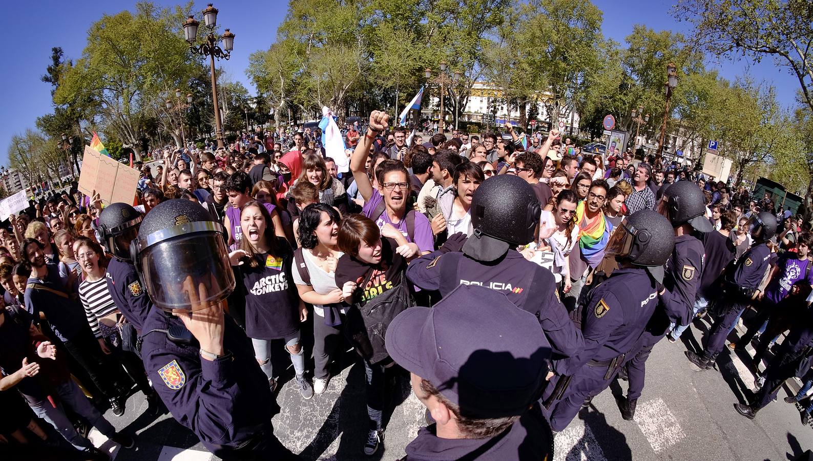 La violenta respuesta a la llegada del autobús de Hazte Oír, en imágenes