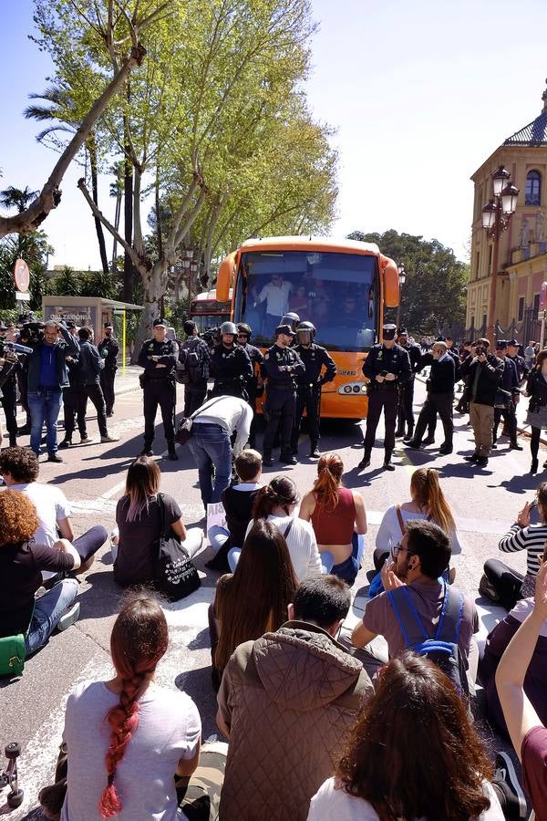 La violenta respuesta a la llegada del autobús de Hazte Oír, en imágenes