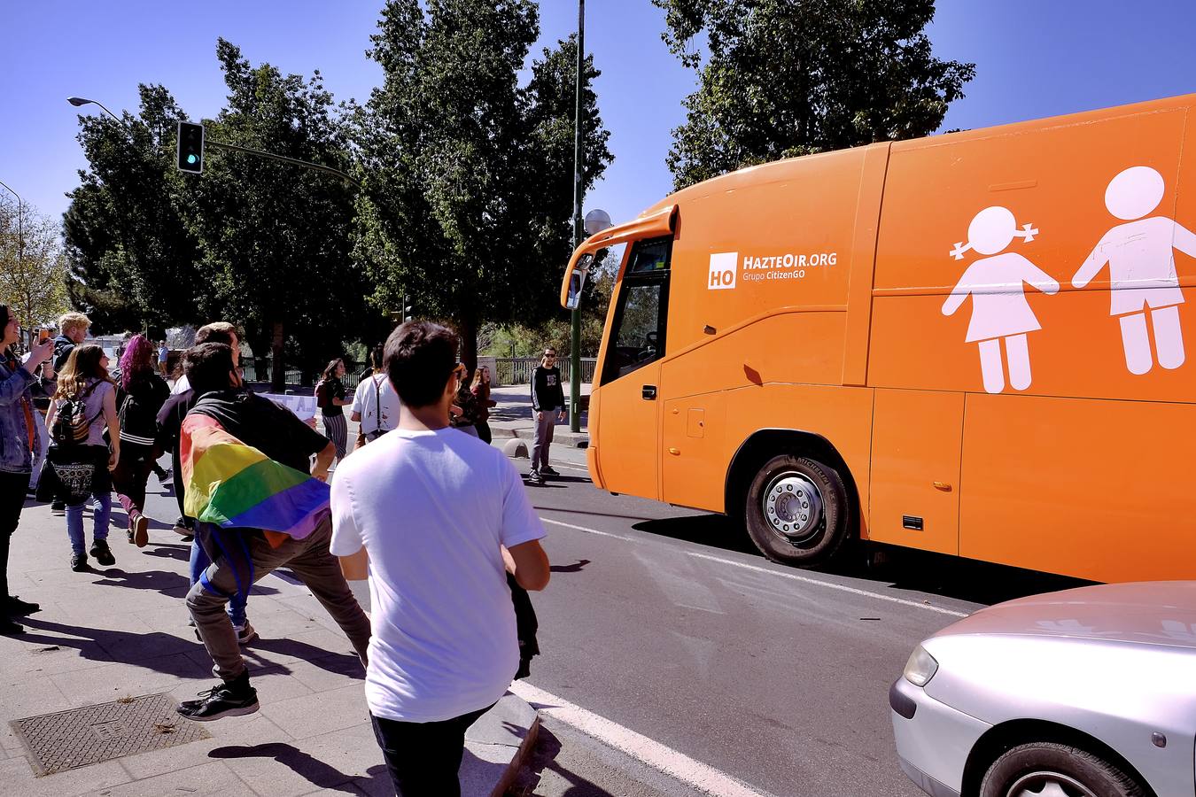 La violenta respuesta a la llegada del autobús de Hazte Oír, en imágenes