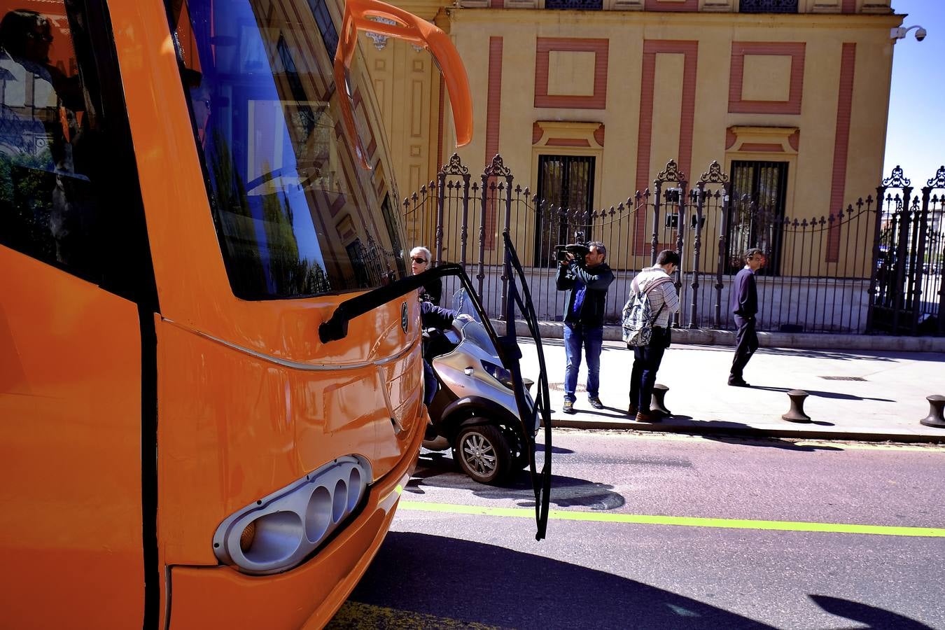 La violenta respuesta a la llegada del autobús de Hazte Oír, en imágenes