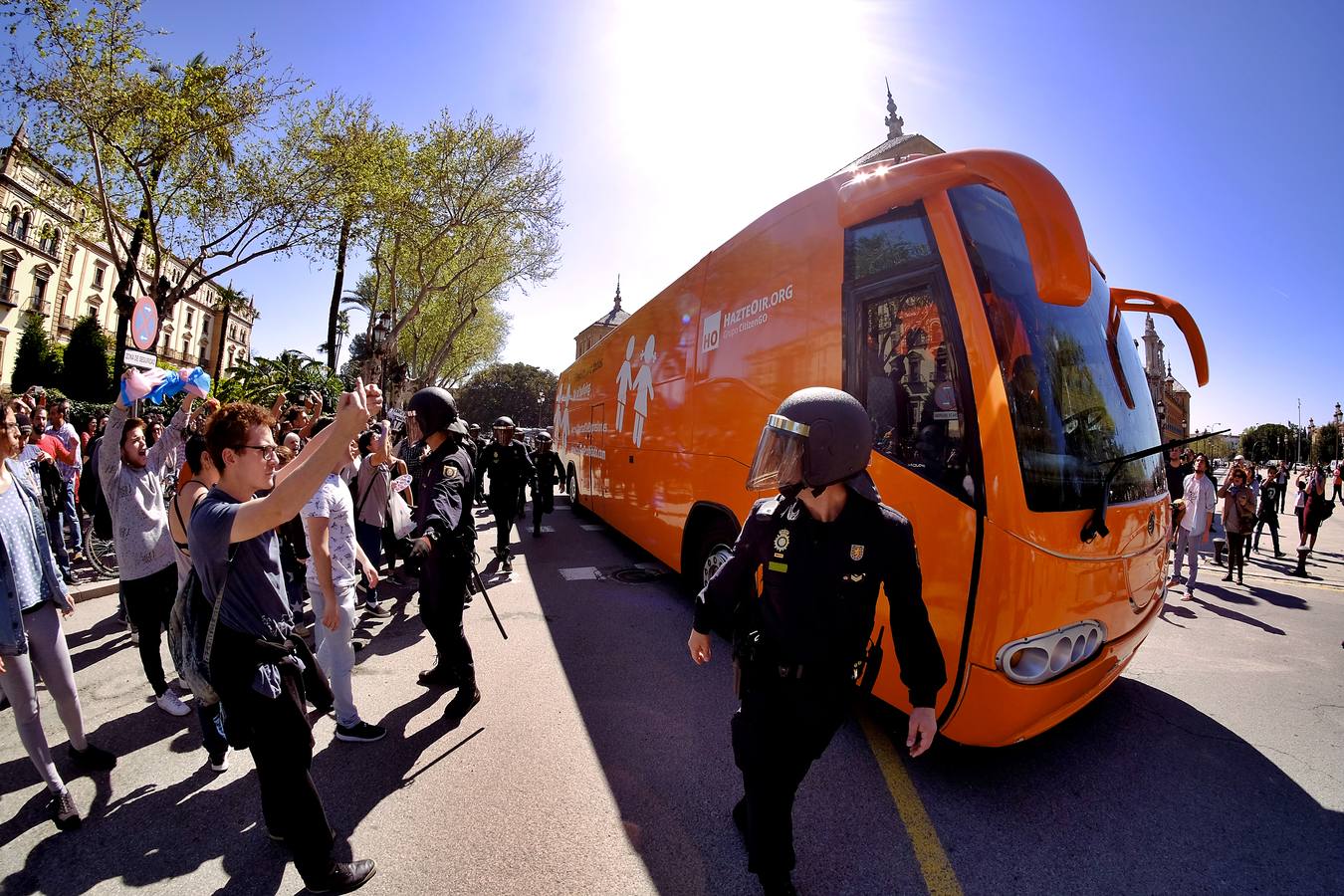 La violenta respuesta a la llegada del autobús de Hazte Oír, en imágenes