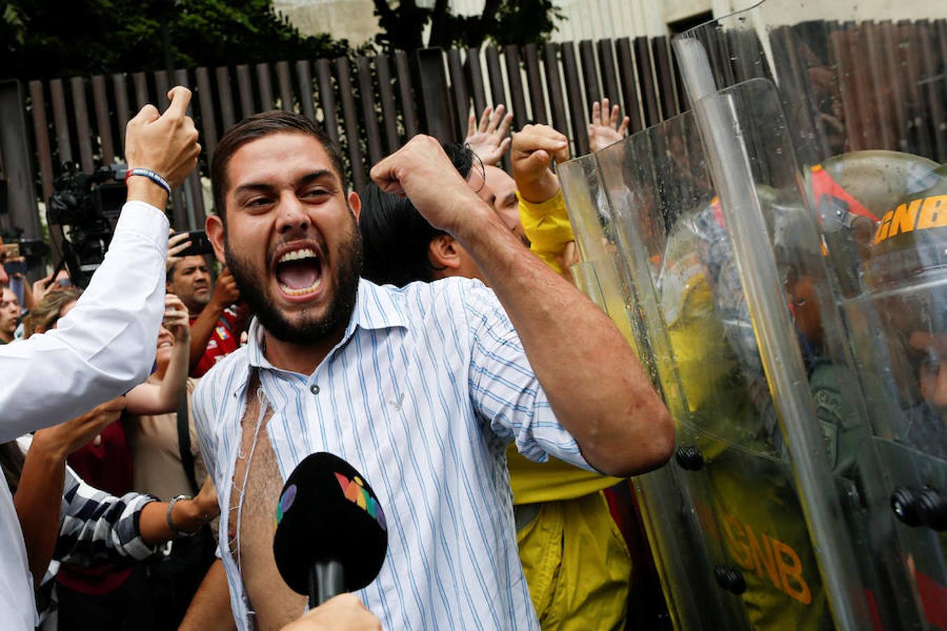 El también diputado de la oposición venezolana Juan Requesens durante la protesta. Decenas de dirigentes opositores en Venezuela han rechazado este jueves la sentencia que publicó el miércoles el Tribunal Supremo, en la que decidió asumir las competencias de la Asamblea Nacional; un dictamen que el antichavismo ha ponderado como un «golpe de Estado» contra el Legislativo.. 