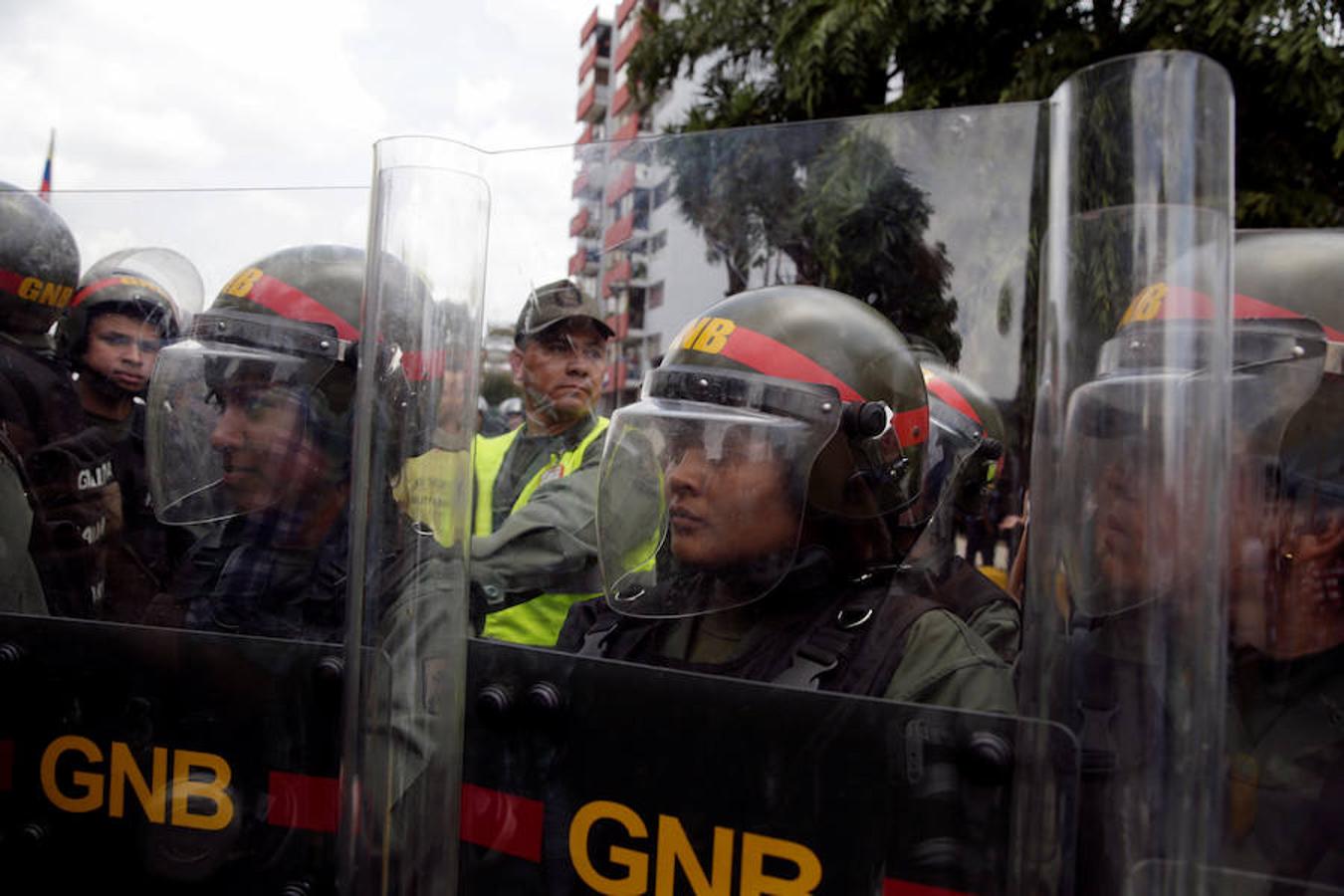 Miembros de la GuardiaCivil venezolana durante la manifestación.. 