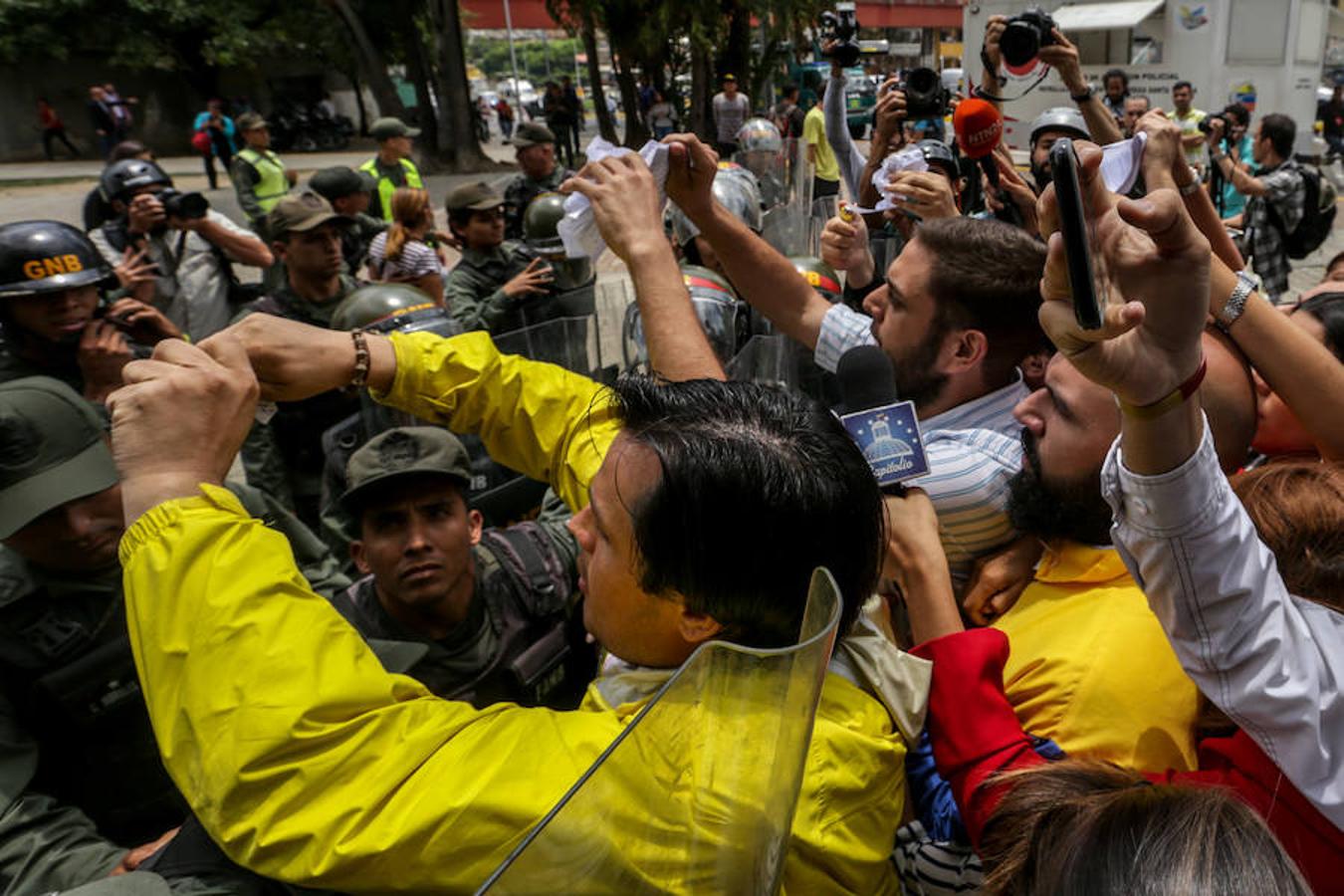 Soldados de la Guardia Nacional impiden el paso de un grupo de diputados que protestan en la sede del Tribunal Supremo de Justicia.. 