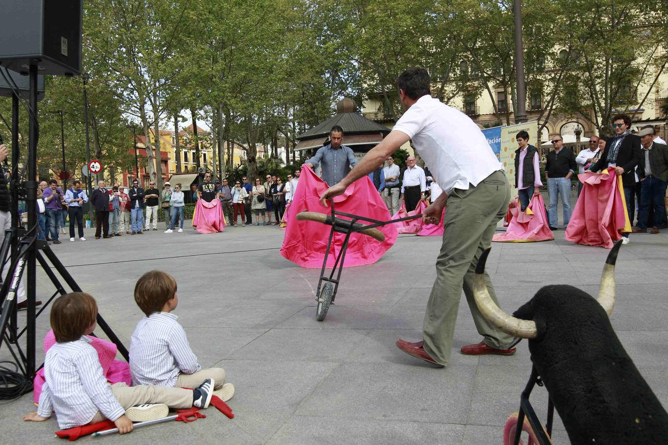 Niños y mayores han probado con capotes y muletas sus dotes artísticas en el mismo corazón de Sevilla