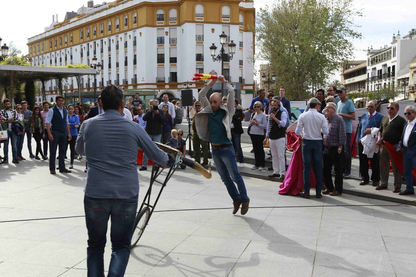 Niños y mayores han probado con capotes y muletas sus dotes artísticas en el mismo corazón de Sevilla