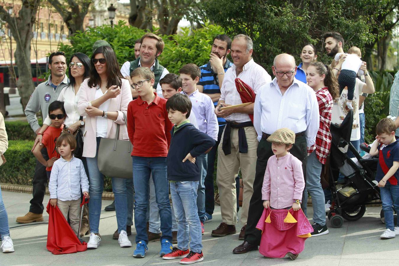 Niños y mayores han probado con capotes y muletas sus dotes artísticas en el mismo corazón de Sevilla