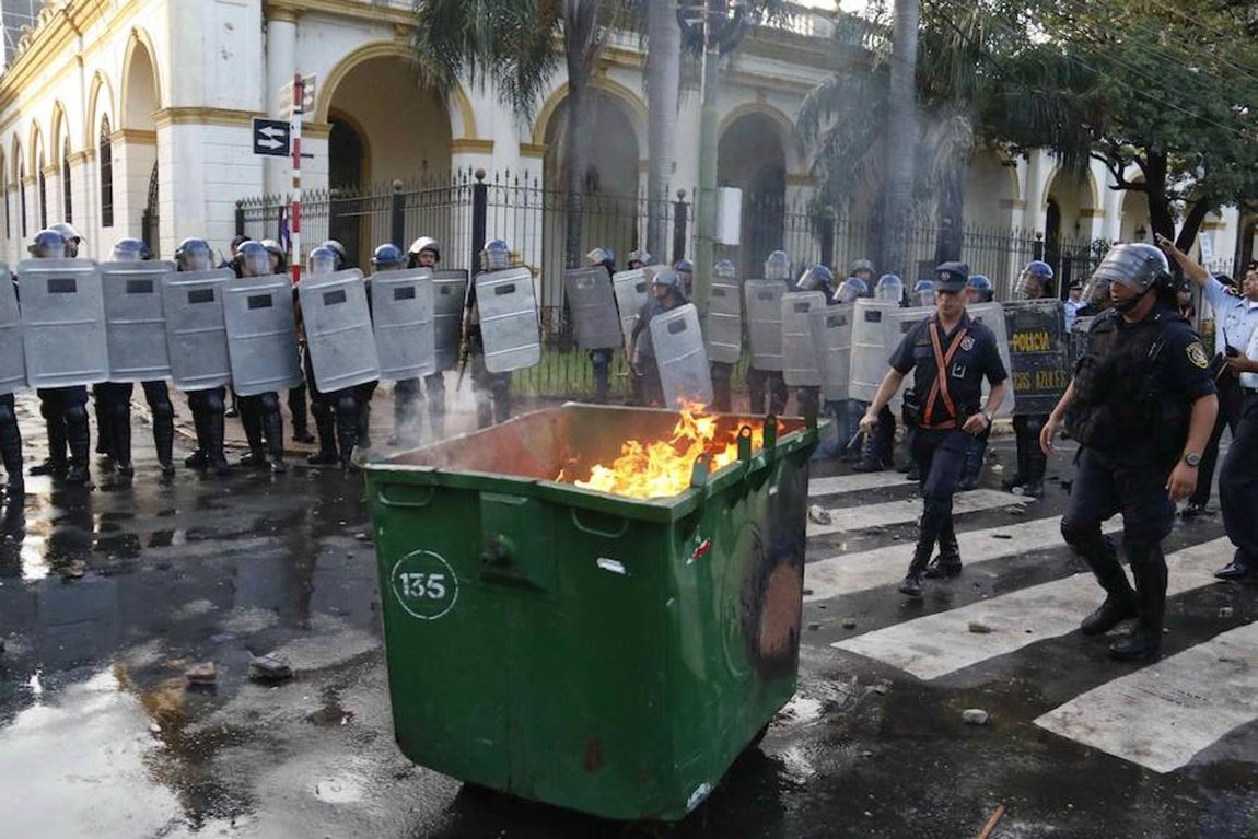 Las espectaculares imágenes de la protesta que ha terminado incendiando el Congreso de Paraguay