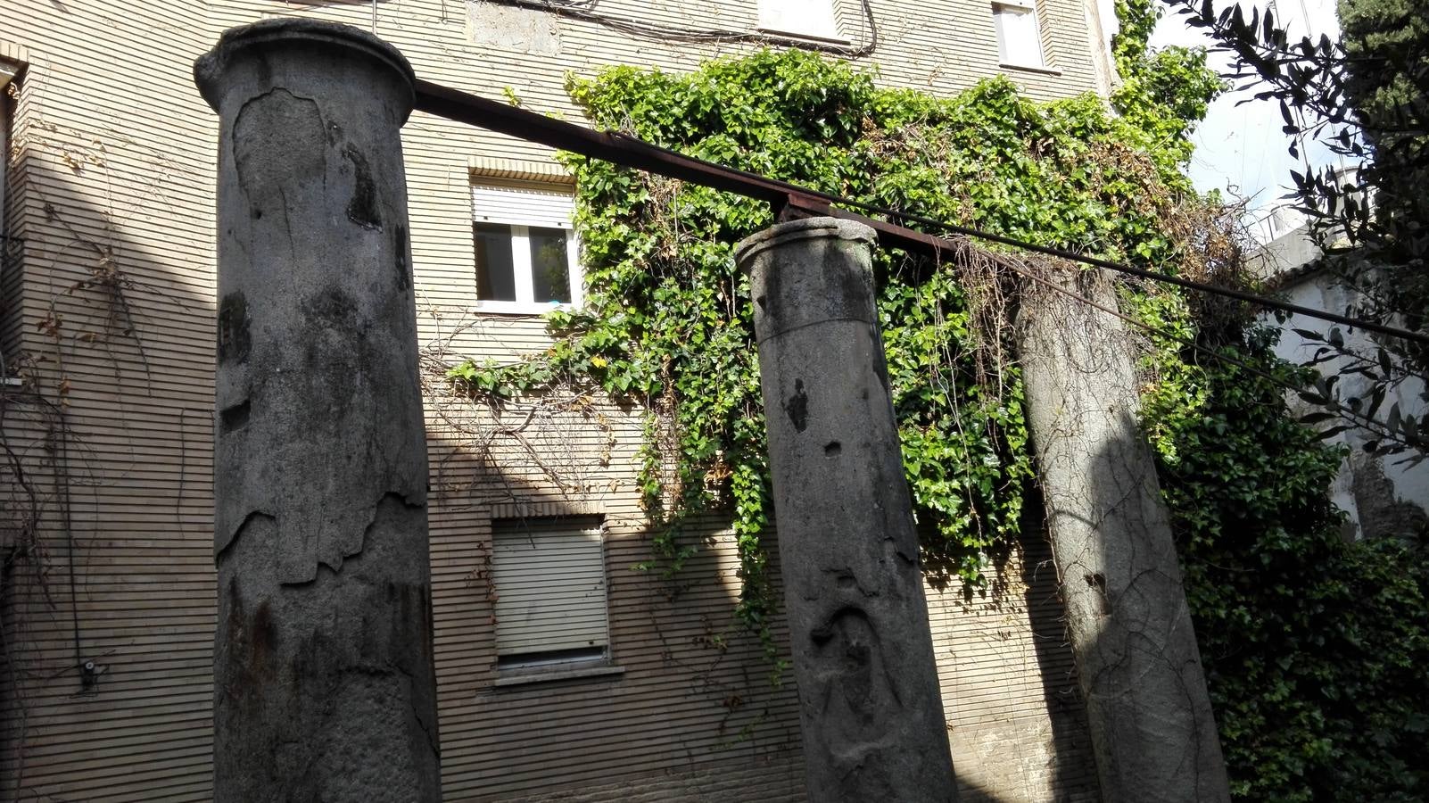 Así están las columnas de la calle Mármoles