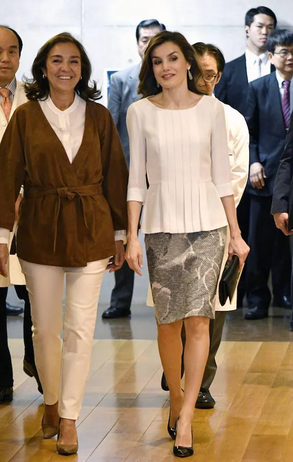 Doña Letizia y la secretaria de Estado de Investigación, Carmen Vela, a su llegada al hospital de la Universidad de Keio,